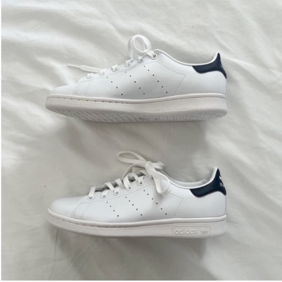 NWT Adidas Stan Smith Sneakers, Cloud White and Collegiate Navy, Size 6 - Picture 4 of 8